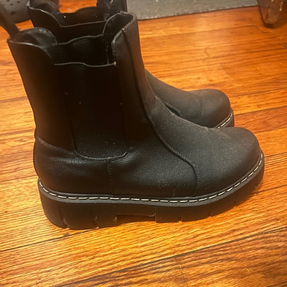 Chelsea boots - Picture 1 of 3